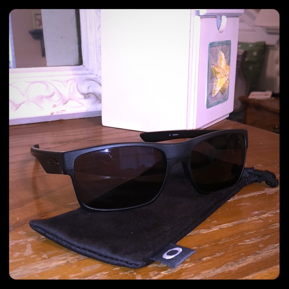 Matte blacks Oakley sunnies!!!!